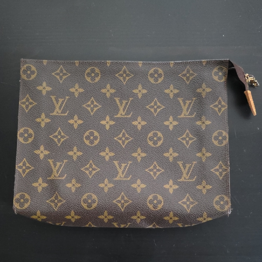 AUTHENTIC Louis Vuitton Toiletry bag Size 26